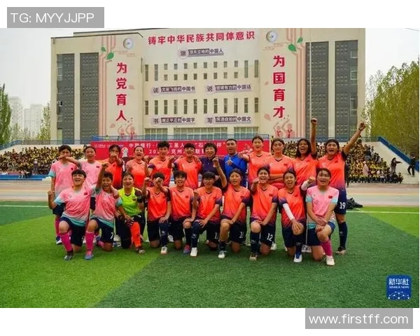 中国藏族足球球星逐梦绿茵场展现民族力量与拼搏精神