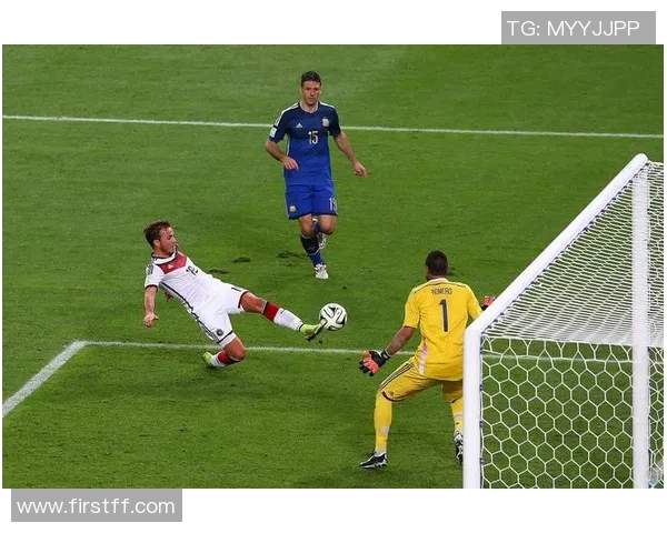 三位足球巨星同框展示各自风采，领衔足球历史传奇时刻的精彩瞬间